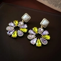 Dettaglio orecchini dorati con pietre a fiore viola e perle quadrate di alta qualità - Orecchini a Fiore Con Gemme Viola e Gialle (4#) / Viola-Giallo