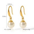 Détail des boucles d'oreilles en acier doré avec perles blanches et mesure de 3,08 cm de haut - Hc-e10498
