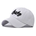 Dettaglio del ricamo 3D Lucky nero su un cappellino da baseball in cotone bianco - Bianco