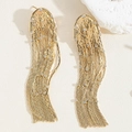 Macro dettagliata di orecchini a nappa a catena dorata con zirconi bianchi su superficie - Orecchini a Nappina Lunghi Placcati Oro 14K (ES2361-1)