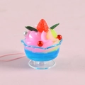 Miniatuur dessertbedel met blauwe beker, roze crème, aardbei en een roze koord - Blauw