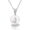 Collana a catena d'argento con un ciondolo a sfera bianca e motivo floreale chic - Semplice Stile in Rilievo con Fiori (KP38432-K)