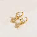 Dettaglio di orecchini a stella in argento S925 placcato oro con pietre di zircone - Stile Stella a Otto Punte