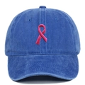Détail de la broderie ruban rose sur une casquette en coton bleu marine délavé - Réglable / Bleu royal