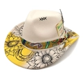 Dettaglio di cappello cowboy in feltro con girasoli, sciarpa paisley e decoro piuma - M (56-58cm) / Beige