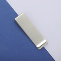 Primer plano de un clip para billetes de acero inoxidable cepillado con diseño minimalista en U - Tamaño 70*20mm Color Acero Cepillado