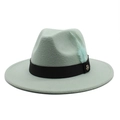 Détail du chapeau fedora en laine vert menthe avec ruban noir, plume et logo M doré - Vert menthe