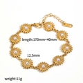 Bracciale a girasole in acciaio inossidabile placcato oro 18k con perle da donna su bianco - Stile Girasole Dorato (TB5178)