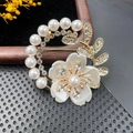 Broche florale élégante avec perles et cristaux sur une base en alliage doré - BZ046 Fleur en Demi-couronne de Nacre