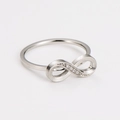 Macro scatto di un anello a infinito in argento con cristalli scintillanti incastonati - US 6 / Colore acciaio