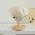 Detalle de boina infantil de lona beige con correa ajustable y parche logo ABUHT - 52-54cm (3-8 Años) / Etiqueta BRU - Crema