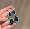 Elegante lange Tropfenohrringe mit tiefblauen Tropfensteinen und weißen Strasssteinen - 48# Stil (Silber Ohrringpfosten) / Silber/Blau