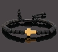 Pulsera ajustable de cuentas negras con dije de cruz dorada y diseño de cordón trenzado - Cuentas Negras con Cruz Dorada
