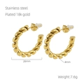 Dettaglio degli orecchini a cerchio intrecciati da 26 mm in acciaio con placcatura 18k - Oro 18K / Oro