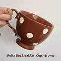 Brauner Keramik-Frühstücksbecher mit großen weißen Punkten und rundem Griff - 500ml / Gepunkteter Frühstücksbecher - Kaffee