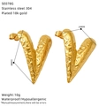 Detail view of gold-plated V-shaped irregular hammered earrings with 33mm dimensions - V-Shape Hammered Style (SE078G)