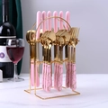 Set di posate da 24 pezzi con manici in marmo rosa e teste dorate in un supporto di metallo - Set da 24 Pezzi + Supporto per la Conservazione / Rosa