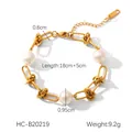 Detail of 18cm gold chain bracelet with 0.95cm white pearls and lobster clasp - Hc-b20219