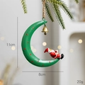 Decorazione luna di Natale verde con campanellino dorato e ciondolo di Babbo Natale - Ferro Verde - Luna Babbo Natale