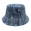 Detalle de sombrero de pescador en denim con bordes deshilachados y textura azul lavado - M (56-58cm) / Azul oscuro