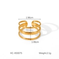 Vista detallada de un anillo triple de acero inoxidable dorado con textura martillada - Estilo Dorado Martillado (HC-R30075)
