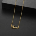 Collana minimalista dorata con pendente Toro in acciaio su elegante base nera lucida - Toro Oro