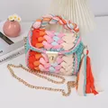 Detail van handgemaakte gehaakte minitas met kleurrijk weefsel en gouden metalen ketting - Regenboog