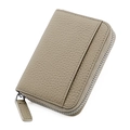 Dettaglio del portacarte in pelle taupe con trama litchi e zip metallica argento - Albicocca