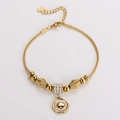Detalle de pulsera de cadena de serpiente dorada con cuentas de strass y dije de corazón - Dorado