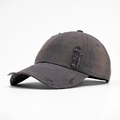 Casquette de baseball gris foncé délavée avec détails déchirés style urbain rétro - gris foncé