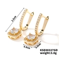 Vista dettagliata di orecchini dorati con micro-zirconi e indicazione misura di 2,5 cm - Oro