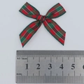 Rode en groene geruite kerststrik decoratie met liniaal voor schaalvergelijking - Groen en rood geruit