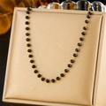 Collana bohémien con perle di resina nera su supporto dorato e catena in acciaio inossidabile - Collana (N2877)