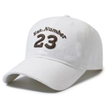 Klassische weiße Baseballkappe mit brauner Est. Number 23 Stickerei und Schirm - Verstellbar / Weiß
