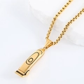 Gros plan d'un pendentif tondeuse à barbe doré avec chaîne box sur pierre blanche - Or Rétro (Avec Chaîne)