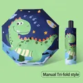 Handmatige drievoudig opvouwbare kinderparaplu met blauw dinosauruspatroon en hoesje - Tyrannosaurus - Handmatig Gemakkelijk Openen/Sluiten (Reflecterende Strip)