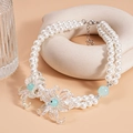 Detalle de collar de doble capa con perlas sintéticas y flores irisadas con cierre de metal - Flor Azul Claro (WN982)