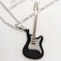 Halskette mit Gitarrenanhänger im Hip-Hop-Stil aus poliertem Edelstahl in Schwarz - Schwarz & Weiß