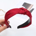 Cerchietto in tessuto rosso con nodo per donna, finitura setosa e design largo - Raso rosso annodato