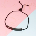 Detail van de zwarte roestvrijstalen bar-armband met een hol hartvormig uitgesneden ontwerp - Zwart