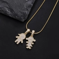 Collar bañado en oro con colgantes brillantes de niño y niña en cadena de serpiente - Colgante de Niño y Niña / Dorado