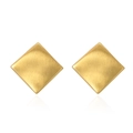 Vista de detalle de los pendientes cuadrados bañados en oro con textura de metal cepillado - Estilo Cuadrado Grande / Dorado