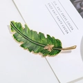 Elegante fermaglio per capelli in smalto verde con ape dorata su libro bianco - Foglia di Smalto / Foglia Ape Verde