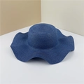 Dettaglio di un cappello di paglia blu scuro a tesa larga con bordi ondulati estivi - Blu Navy Ondulato