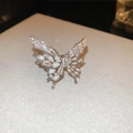 Dettaglio anello a farfalla argento con perle a goccia e pietre di zircone - Stile 3# Farfalla e Perla