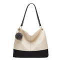 Grand sac cabas contrasté en cuir crème et noir avec pendentif pompon en peluche - Blanc laiteux
