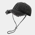 Detail einer gewaschenen Denim-Baseballcap mit Used-Look und verstellbarer Kordel - Verstellbar / Schwarz