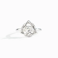 Elegante anillo de plata S925 con nudo de trinidad y circonita triangular pulida - Talla US 6 / Oro Blanco