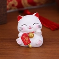 Süße weiße Winkekatze Figur mit rotem Glücksschild und Glocke für Auto Armaturenbrett - 0120B Mini Täglicher Reichtum Glückskatze