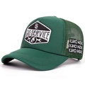 Dettaglio della toppa ricamata GAS SERVICE su cappello trucker verde scuro in mesh - Regolabile / Verde